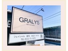 グラリス(GRALYS)の雰囲気（大きな看板が目印です）