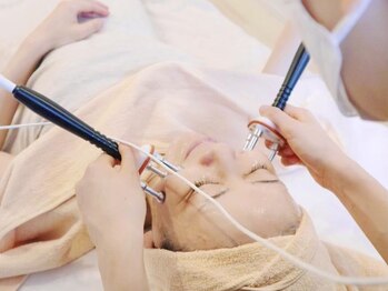 マノマノ エミュー(manomano emu)の写真/究極のお顔のパンプアップ！メスを使わない強力小顔ケア。表情筋をきたえてピタッとリフトアップ