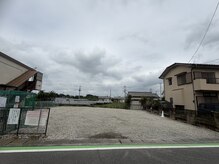 脱毛サロンBLOOMの雰囲気(建物隣、砂利の駐車場の白いコーン前に駐車お願いします。)