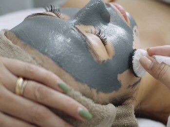 ザ サロン シーア 錦糸町(THE SALON thea)の写真/エイジングケア効果&美白特化の復元磁気パック◎施術後の違いに思わず感動する明るい美肌へ