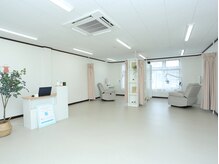 歯のホワイトニング専門店　ホワイトニングビューティー成田店の雰囲気（白を基調とした落ち着いた店内♪ペアのホワイトニングも人気！）