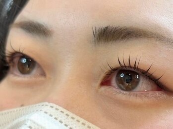 まつかる 草薙店の写真/【高濃度トリートメントでケアしながら施術】まつ毛への負担を最小限に抑えて自まつ毛をより長く華やかに♪
