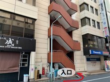 リララ(Relala)/入り口は鳥焼き肉店と電気店の間