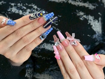 サリーネイルラボ(Sully Nail Lab)/リボン付け、ピンクと青いネイル