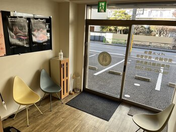 伊集院鍼灸整体院 津田沼院/キレイで広々スペースの待合室!
