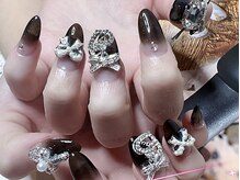 得意なグラデーションデザインで華やかな指先に！