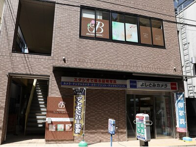JR高槻駅南口より徒歩3分！カメラ屋さんの2階にございます。