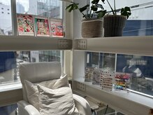 ベルフラワー(BellFlower)の雰囲気（大きな窓で、明るく広々ゆったり過ごせる空間は居心地もグッド♪）