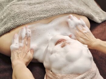 マウム(MAUM)の写真/美白×毛穴レスな陶器肌が叶う《ホワイトスノーピール》が登場☆白玉ホイップ艶肌TRとの最強美白セットも◎