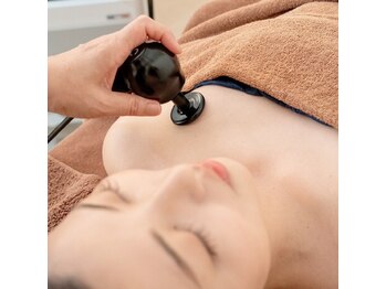 エステサロン クレイドルフェザー/ウィンバックで巻き肩も改善