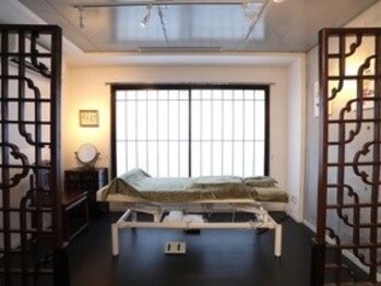 甘露治療院の写真/中国のアンティーク家具を基調とした店内で、落ち着いたお時間を…♪リラックスしてお過ごしいただけます。