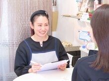 しき化粧品の雰囲気（まずはカウンセリング。わかりやすくエステについてご案内します）