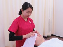 アイケア鍼灸整骨院 稲荷町院(i-care)/目のまわりの施術の様子です