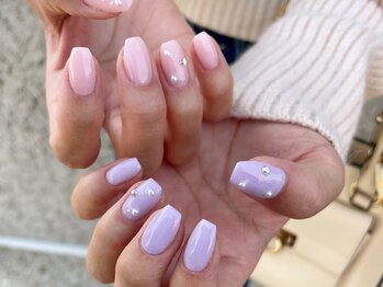 サロンドフォーエイチ(salon de 4H)/左右ちぐはぐネイルがおしゃれ♪