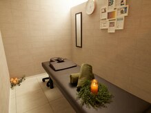 ア ニュームーン 京都烏丸店(a New Moon)の雰囲気（シックな個室のプライベート空間で最高の貴方に整えます。）