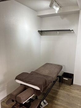 伊集院鍼灸整体院 津田沼院/完全個室の清潔で明るい店内