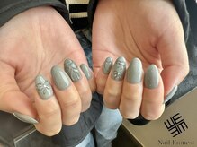 ネイル エミュスト(Nail Emuest)/グレー×リボンアート