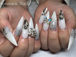 ホワイト×ビジューネイル