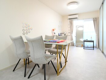 リベルテ(Liberte)/自然光の入る明るい店内です