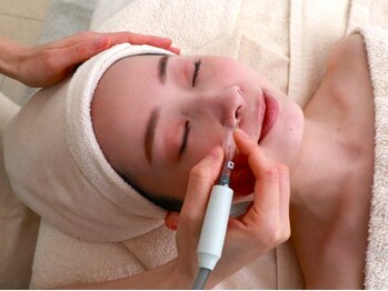 ナチュラルサイエンス直営エステ リトルサロン(Littele Salon)の写真/角質除去（ピーリング）のあとに角栓を吸引！《毛穴の引き締めに効果的なケアでツルンとした小鼻に♪》