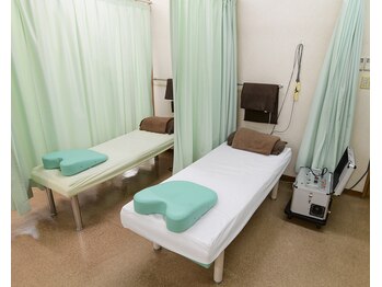 中島整骨院 鍼灸院 整体院/美容鍼やマッサージ用ベッドです