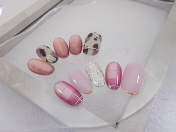 ディバイン ネイルズ(DIVINE NAILS)の写真/抜け感ある大人可愛いデザイン＆300色以上のカラーで何度でも見返したくなる指先に。美爪ケアで仕上がり◎