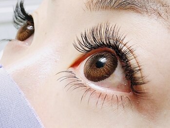サティシア(SATIXIA)の写真/付けているのを忘れてしまうほど軽い！と大人気フラットマットラッシュ☆1本1本丁寧に施術するのでモチも◎