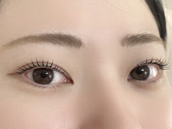 シールーム(Sea Room)の写真/【モチの良さ&持続性◎】上品×ぱっちりとした目元を、軽くてボリュームもある“フラットラッシュ”で♪