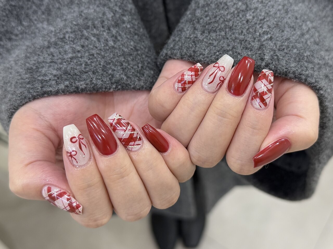 2026年冬トレンド】ニュアンス レッドのネイルデザイン集｜人気順