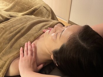 プピラ(PUPILA)/デコルテアロママッサージ