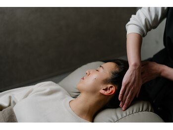 アマランス(AMARANTH)の写真/ガチガチ肩こりや首の重だるさは猫背や巻き肩など姿勢の乱れが原因に。姿勢と巡りを整え驚きの軽さを実感◎