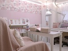 白とピンクのガーリーな店内