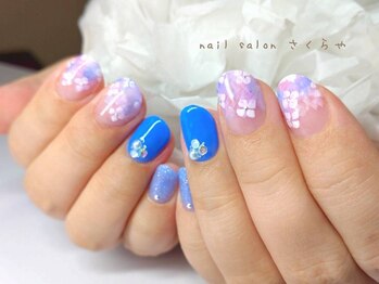 鮮やかブルーの紫陽花ネイル