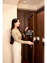 ガウンに着替えて体組成計データ測定ヘ