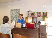 セラピーリゾートの雰囲気（受付でゆったり）