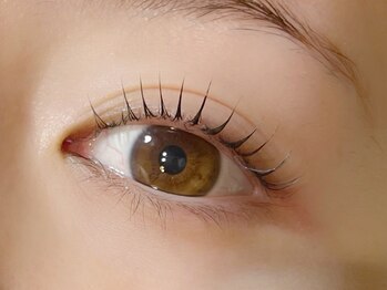 リリー(Liliy)の写真/自然な仕上がりの【ブラウンエクステ,フラットラッシュ,パリジェンヌラッシュリフト,まつげパ-マ】をご用意