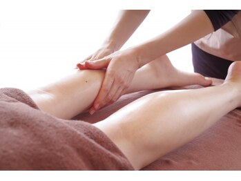 シャイニー(Shiny)の写真/強めの圧でリンパをしっかり流します！つらいむくみが解消され、施術後は羽が生えたように軽くなる☆
