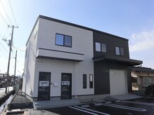 白黒の建物の2階になります。わからない場合はお電話ください◎