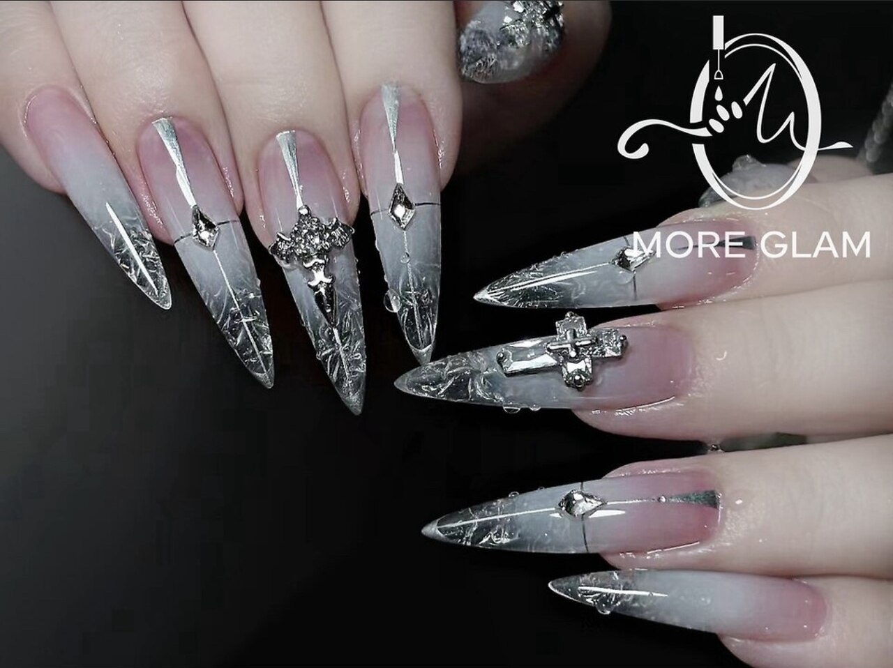 2025年-2026年冬トレンド】ホワイト スーパーロングのネイルデザイン集