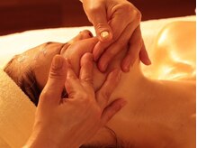 壁も床も健康素材～こだわりのお部屋でカスタマイズ可能な施術を