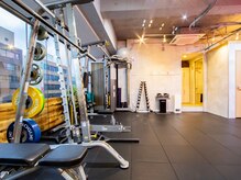 エゾボリック ジム(EZOBOLIC GYM)の雰囲気（広々とした2つの個室でパーソナルソレーニングが受けられます。）