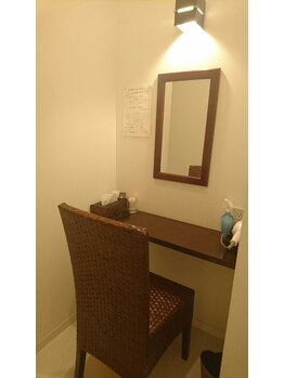 アルファイン マテリアル店/仕切りのあるメイクコーナー