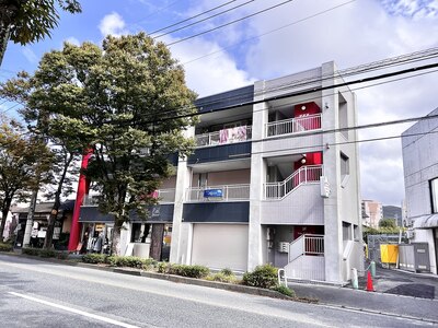 当店はウエストうどん屋さんの目の前のテナントビル３階です★