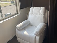 眉毛やさんの雰囲気(半個室のリクライニングチェアで施術させていただきます♪)