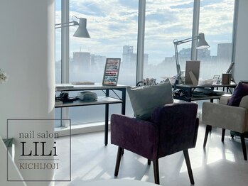 リリ セカンド(LILi second.)/空が見える開放感ある店内です♪
