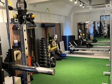 ビースタイル(b-style)の雰囲気（筋トレやピラティスマシン以外にも様々なツールでのトレーニング）