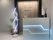 エクシアホワイトニング 日本橋店の雰囲気（清潔感のある白を基調とした受付）