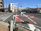 お車こちらの交差点を真っすぐ