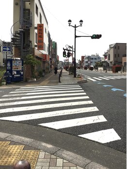 アルモワーズ(armoise)/【道案内】6.横断歩道渡る
