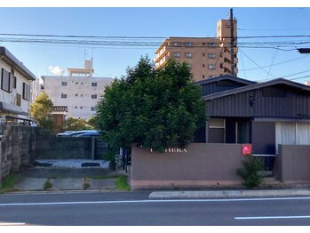 テセラ(TETHERA)/駐車場は向かって左側